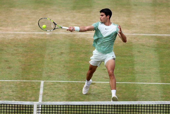 Archivo - 24 June 2023, United Kingdom, London: Spain's Carlos Alcaraz in action against USA's Sebastian Kordaon after their Men's Singles semi-final of the 2023 cinch Championships at The Queen's Club. Photo: Steven Paston/PA Wire/dpa