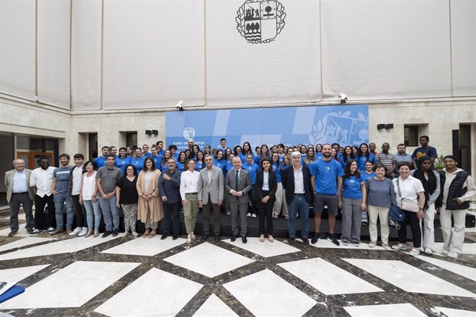 El lehendakari, Iñigo Urkullu, ha participado este martes en Lehendakaritza en el acto de entrega de los billetes de vuelo, visados y documentación necesaria para que los 67 jóvenes participantes en el Programa Juventud Vasca Cooperante