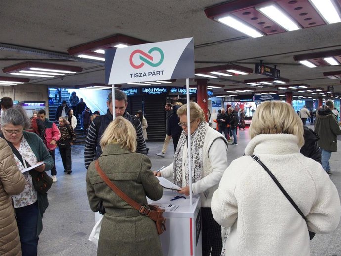 Archivo - Campaña electoral del partido Tisza, de Peter Magyar