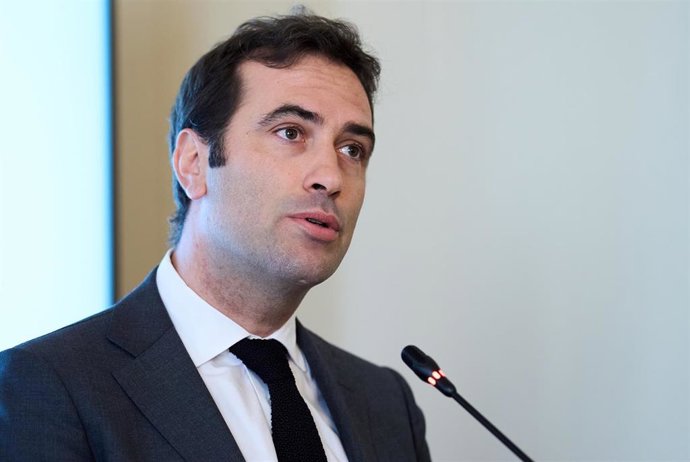 El ministro de Economía, Comercio y Empresa, Carlos Cuerpo, inaugura el curso de verano de la Asociación de Periodistas de Información Económica (APIE).