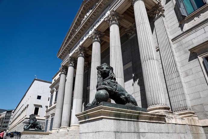 Archivo - Fachada del Congreso de los Diputados de Madrid con sus emblemáticos leones.