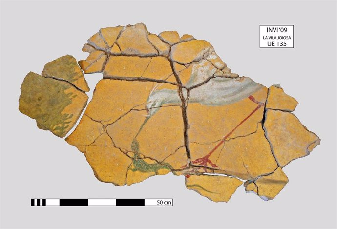 Fragmentos de panel de pintura mural durante el proceso de restauración en la excavación arqueológica del yacimiento de la villa romana en la zona de Barberes Sur de La Vila Joiosa (Alicante)