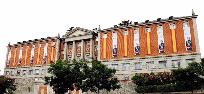 El CEU celebra el décimo aniversario del Rey Felipe VI adornando el Colegio Mayor Universitario de San Pablo