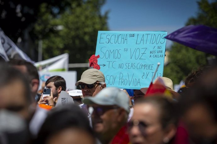 Archivo - Miles de personas participan en una marcha por la vida y contra la nueva ley del aborto, a 26 de junio de 2022, en Madrid (España).