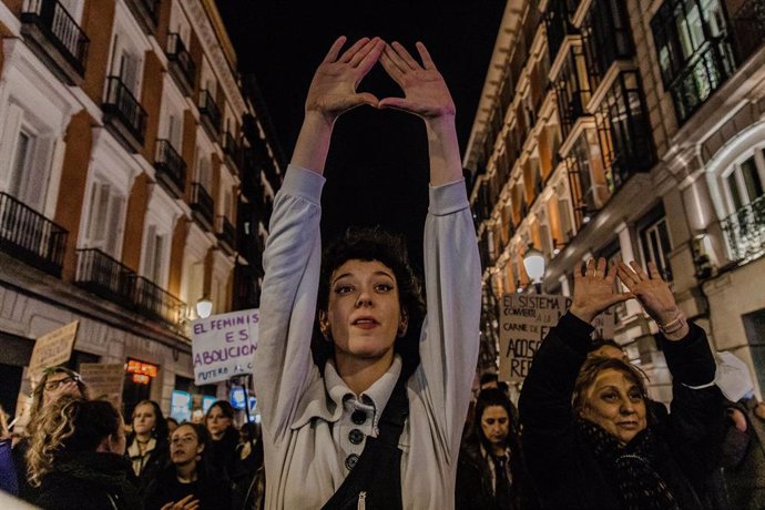 Archivo - Cientos de mujeres durante una manifestación convocada por el Movimiento Feminista de Madrid por el 8M, Día Internacional de la Mujer, a 8 de marzo de 2023, en Madrid (España).