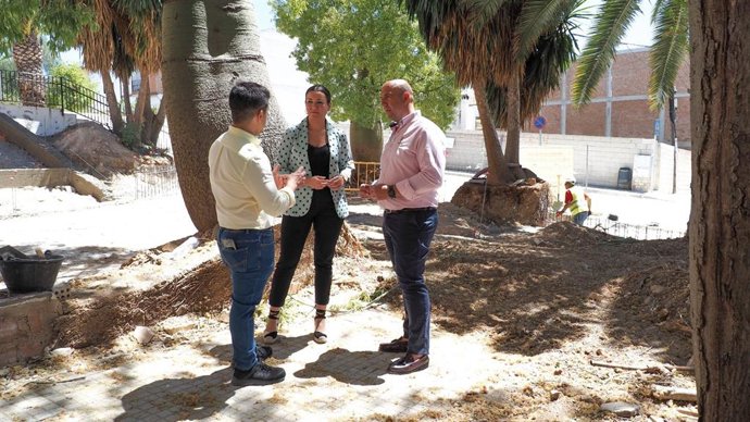 Raquel López (centro), durante su visita a obras del PFEA en Rute.
