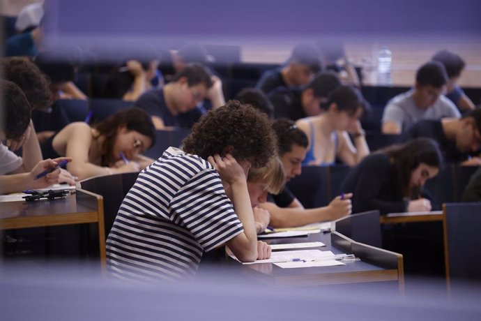 Estudiantes en un aula el primer día de los exámenes de selectividad, en la UPF Ciutadella, a 4 de junio de 2024, en Barcelona, Catalunya (España). 