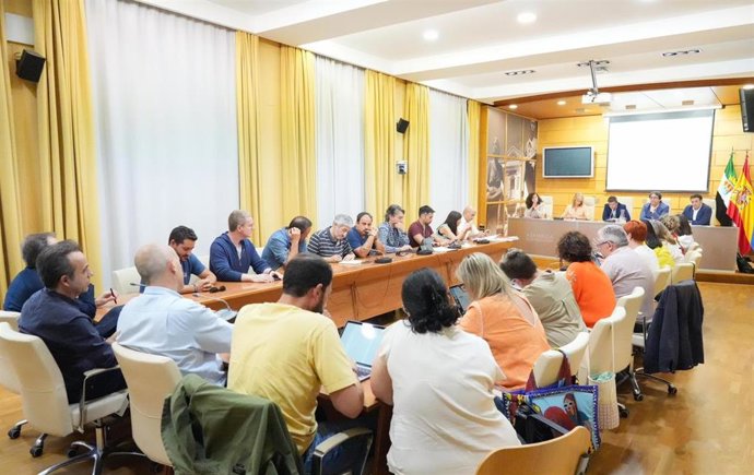 Reunión del secretario general del PSOE extremeño, Miguel Ángel Gallardo, con el Grupo Socialista en la Asamblea para preparar el Debate sobre el Estado de la Región 2024