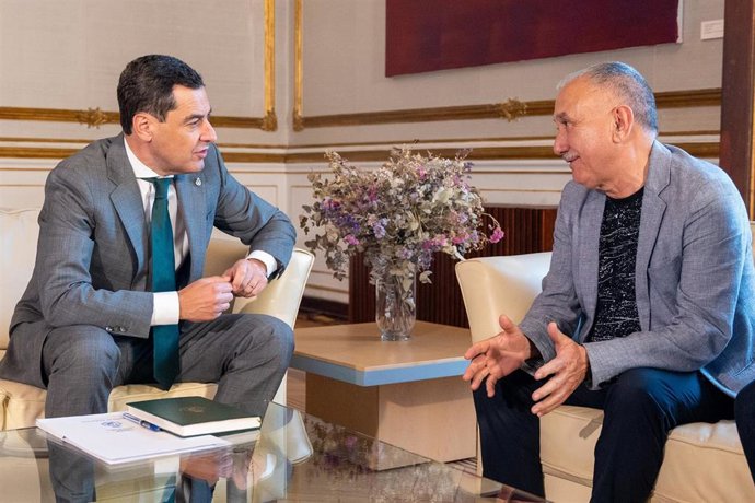 El presidente de la Junta de Andalucía, Juanma Moreno, y el secretario general de UGT, Pepe Álvarez, este martes durante su encuentro en el Palacio de San Telmo.