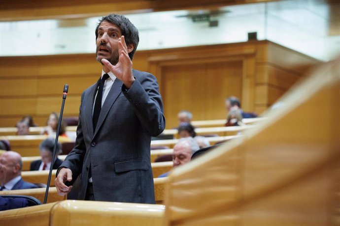 El ministro de Cultura, Ernest Urtasun, durante una sesión de control al Gobierno, en el Senado, a 28 de mayo de 2024, en Madrid (España).