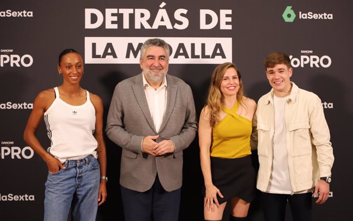 Ana Peleteiro, Sara Andrés y Joel Plata, junto a José Manuel Rodríguez Uribes.