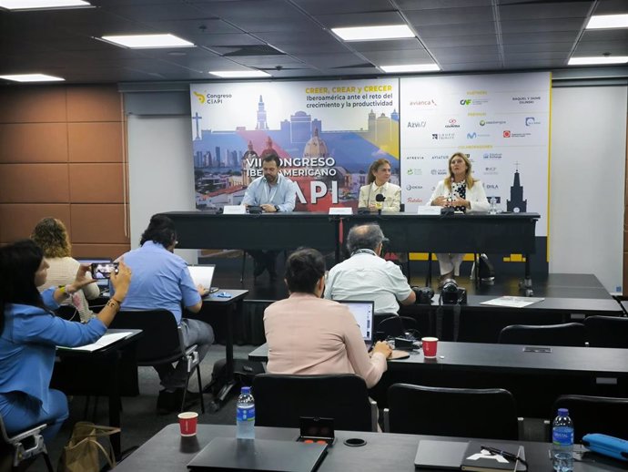 La consejera de Economía, Hacienda y Fondos Europeos, Carolina España (d), durante un encuentro celebrado en el contexto del VII Congreso Iberoamericano organizado por el Consejo Empresarial Alianza por Iberoamérica.