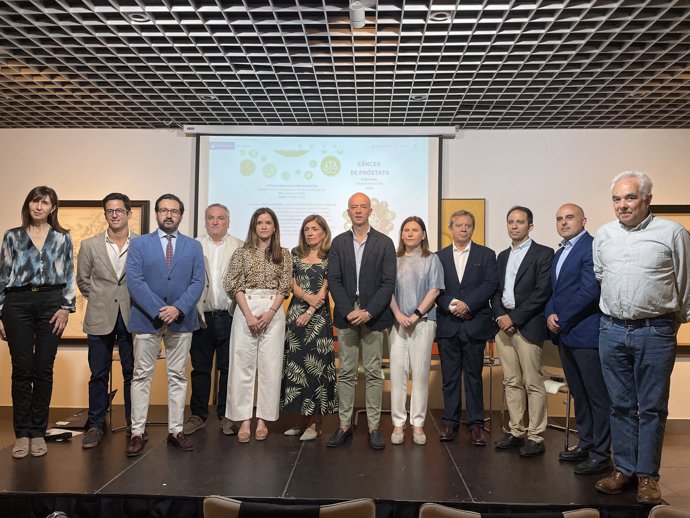 Autoridades y ponentes de la jornada sobre cáncer de próstata