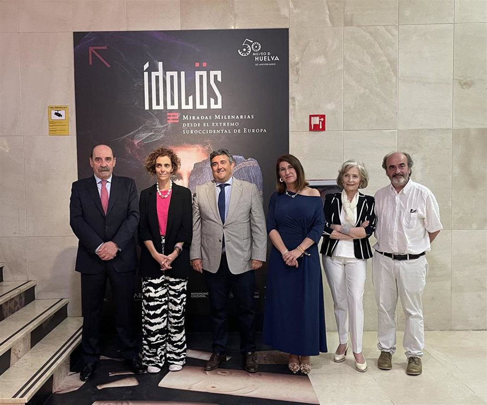 Autoridades participantes en la presentación del catálogo de la exposición.