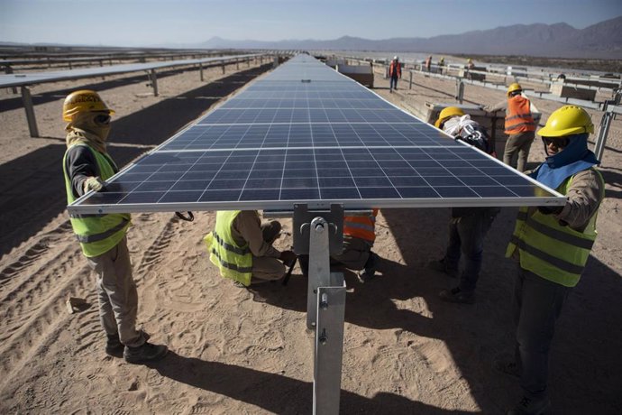 Archivo - CAFAYATE, Sept. 22, 2019  Workers install solar panels at a photovoltaic plant in the town of Cafayate, Salta Province, Argentina, Sept. 18, 2019. The construction of a photovoltaic plant with Chinese technology and equipment is soon to be concl