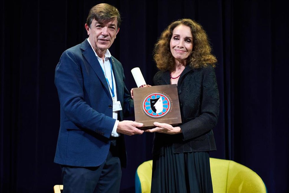 La actriz y cantante Ana Belén recibe el XVI Premio La Barraca a las Artes Escénicas en el Palacio de la Magdalena
