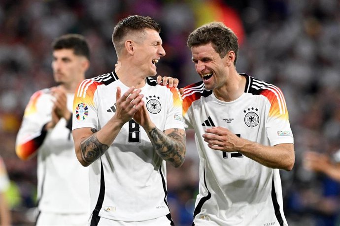 Toni Kroos junto a Thomas Müller, jugadores de Alemania, tras la victoria ante Escocia.