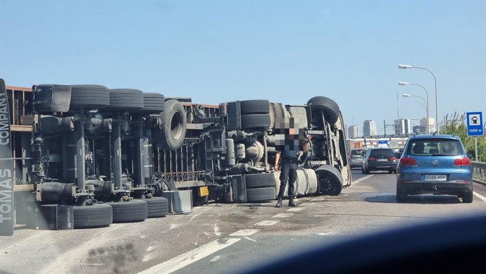 Vuelca un camión en la V-30 y provoca más de cuatro kilómetros de retención