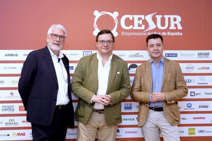 Gregorio Luri, filósofo y pedagogo; Fernando Seco, vicepresidente ejecutivo de Cesur; y David Cerdá, economista y doctor en Filosofía, de izda. A dcha.