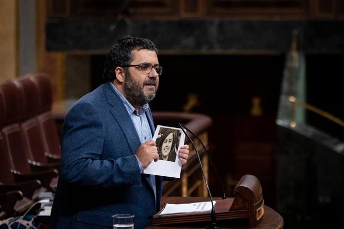 El diputado de MÉS per Mallorca en el Grupo de Sumar, Vicenç Vidal, muestra una fotografía de Aurora Picornell en el Congreso