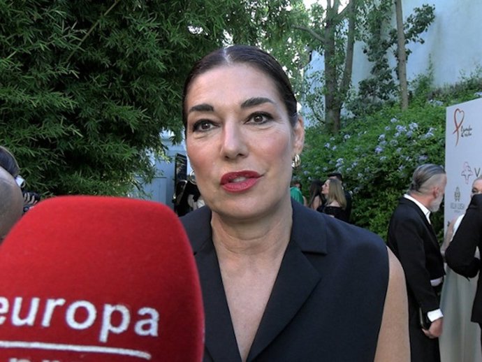 Raquel Revuelta atendiendo a los medios durante la X Gala Solidaria de la Fundación Sandra Ibarra.