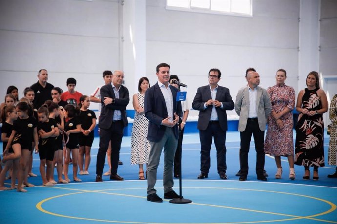 El presidente de la Diputación de Almería, Javier A. García, durante su intervención en el nuevo espacio polivalente para practicar deporte.