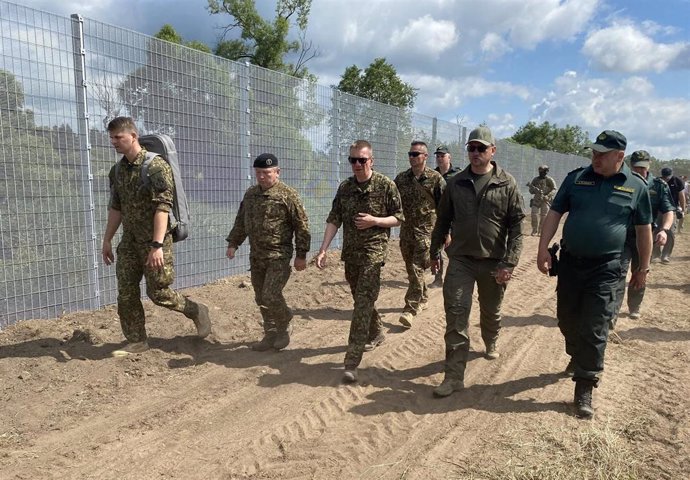 18 June 2024, Latvia, Karsava: Latvian President Edgars Rinkevics (3-L) gets informed about the work on the construction of a fence on Latvia's border with Russia. Photo: Alexander Welscher/dpa