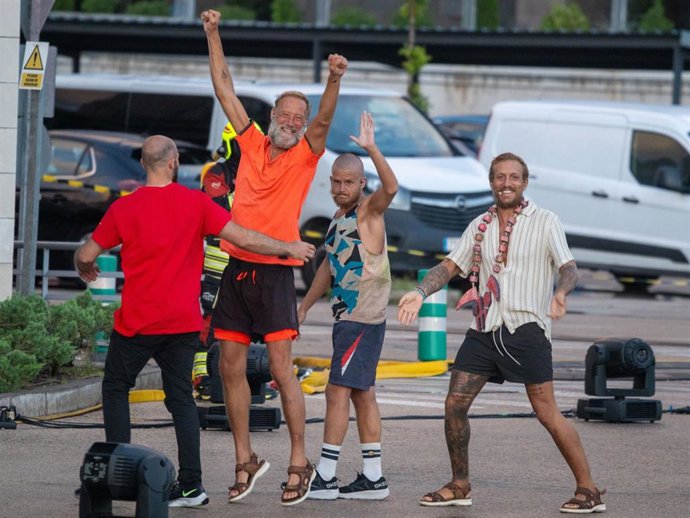LOS FINALISTAS DE 'SUPERVIVIENTES' LLEGAN AL PLATÓ DE MEDIASET TRAS EL VUELO EN HELICÓPTERO