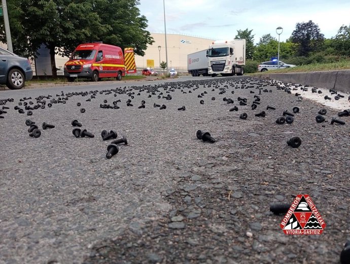 Imágenes de los tornillos que han ocupado la calzada después de que un camión haya perdido la carga