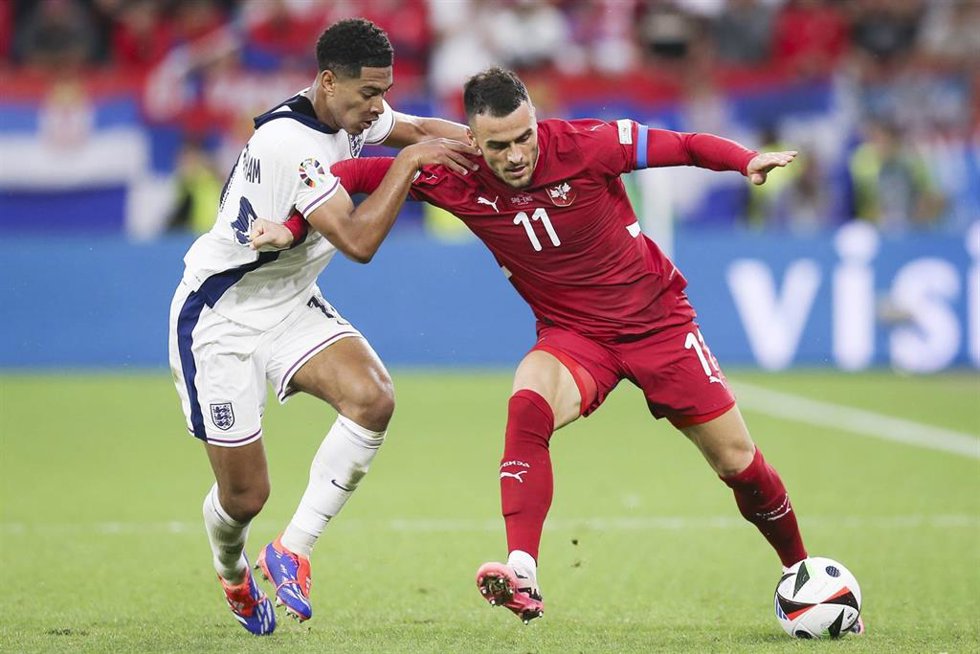 Filip Kostic of Serbia vies with Jude Bellingham of England during the UEFA Euro 2024, Group C, football match between Serbia and England on June 16, 2024 at Veltins-Arena in Gelsenkirchen, Germany - Photo Bruce White / Colorsport / DPPI