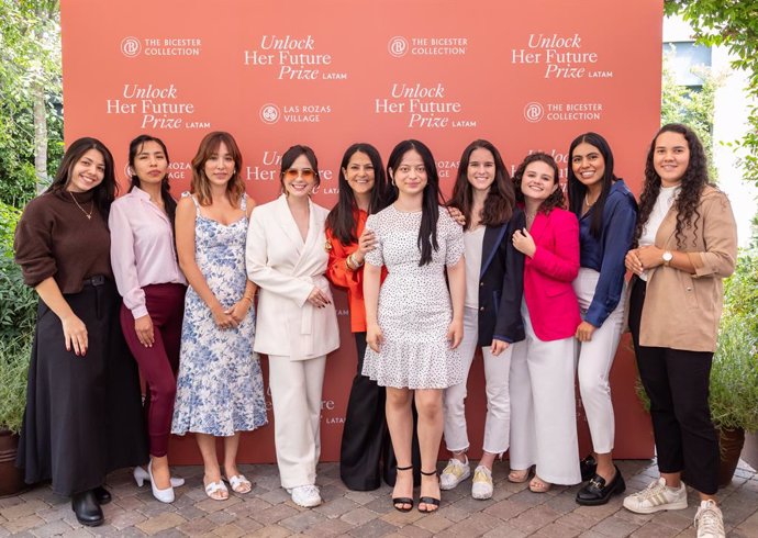 Chantal Khoueiry, Chief Culture Officer of The Bicester Collection, the 8 finalists of Unlock Her Future Prize 2024 LATAM Edition and the winner of the Unlock Her Future Prize Young Game Changer for MINDVERSE, Kristal de Valle (Guatemala)  FINALISTS:  And