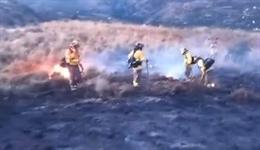 Efectivos terrestres apagan las últimas llamas del incendio forestal declarado en Lanjarón.