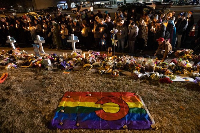 Archivo - Imagen de archivo de una vigilia por la matanza de 2022 en el Club Q, un local LGTBI+ de Colorado (EEUU)