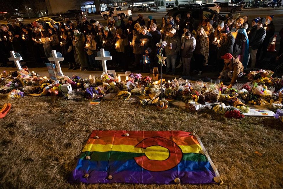 Archivo - Imagen de archivo de una vigilia por la matanza de 2022 en el Club Q, un local LGTBI+ de Colorado (EEUU)