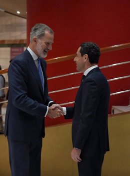 Archivo - El Rey Felipe VI y el presidente de la Junta de Andalucía, Juanma Moreno, en el XXII Congreso de Directivos CEDE.