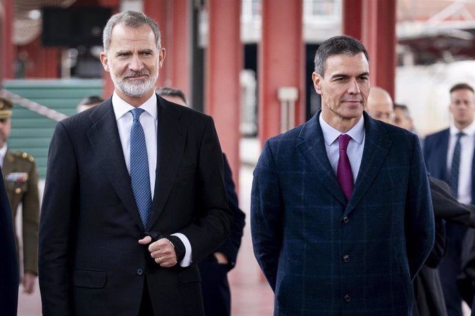 Archivo - El Rey Felipe VI (i) y el presidente del Gobierno, Pedro Sánchez (d), a su llegada a realizar el viaje inaugural de la alta velocidad a Asturias, desde la estación de Madrid-Chamartín-Clara Campoamor, a 29 de noviembre de 2023, en Madrid (España