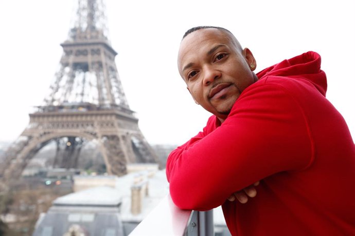 Archivo - Ray Zapata poses for photo in front of Eiffel Tower during the visit of the Iberia Team “Talento “a Bordo to Paris less than two hundred days before the start of the Paris 24 Olympic Games on January 13, 2024 in Paris, France.