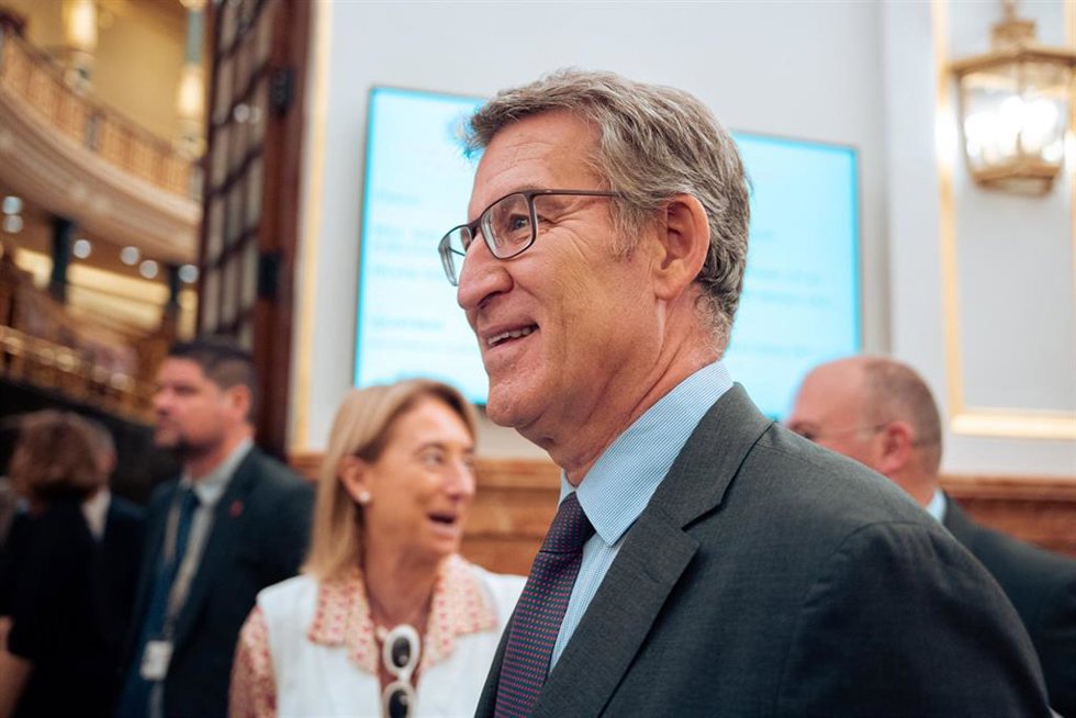 El presidente del PP, Alberto Núñez Feijóo, a su salida de un pleno en el Congreso de los Diputados, a 13 de junio de 2024, en Madrid (España). El Congreso debate hoy las enmiendas a la totalidad de devolución planteadas por los grupos Junts per Catalun