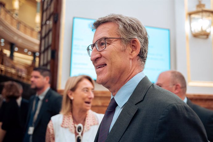 El presidente del PP, Alberto Núñez Feijóo, a su salida de un pleno en el Congreso de los Diputados, a 13 de junio de 2024, en Madrid (España). El Congreso debate hoy las enmiendas a la totalidad de devolución planteadas por los grupos Junts per Catalunya