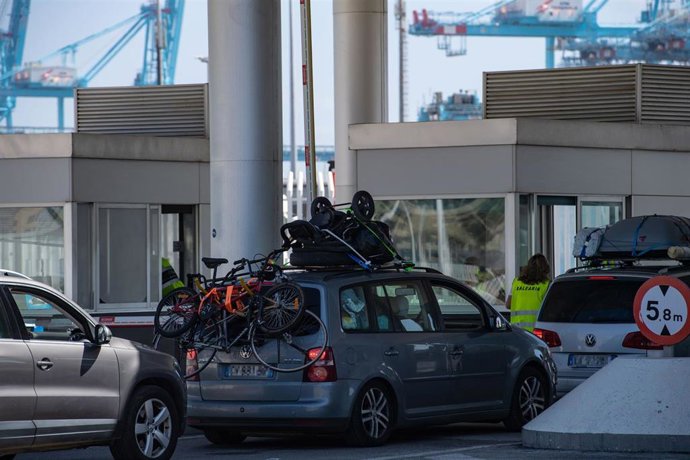 Varios vehículos esperan para cruzar la frontera en el puerto de Algeciras en la OPE.