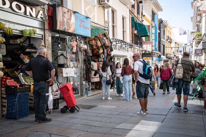 Archivo - Comercios en la calle Santa Eulalia de Mérida