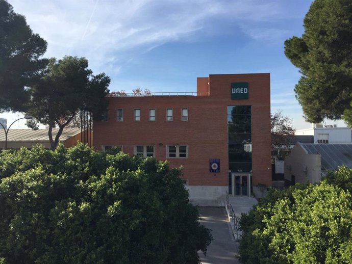 Vista exterior de la UNED en València.