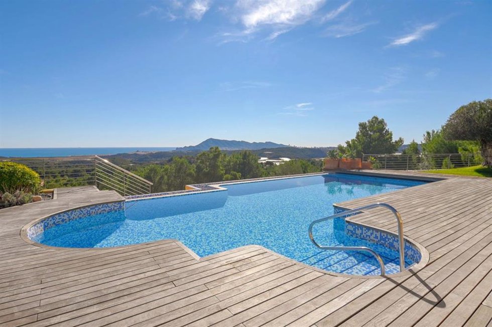 Archivo - Piscina de una casa.