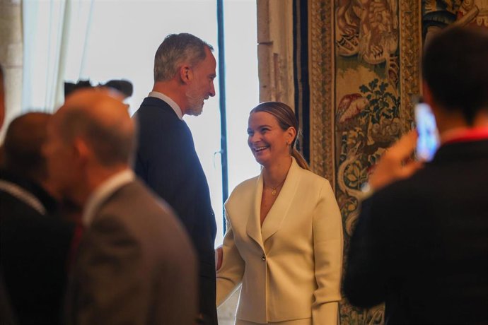 Archivo - El Rey Felipe VI junto a la presidenta del Govern, Marga Prohens.