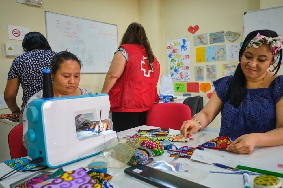 Personas refugiadas en un taller de Cruz Roja.