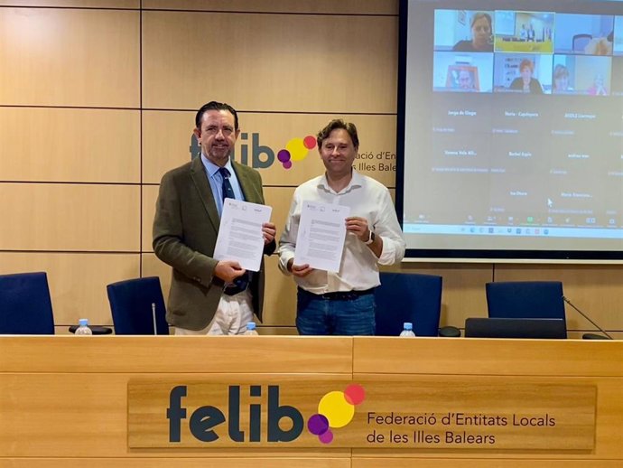 El conseller de Empresa, Empleo y Energía, Alejandro Sáenz de San Pedro, y el presidente de la Federación de Entidades Locales de Baleares (FELIB), Jaume Ferriol.