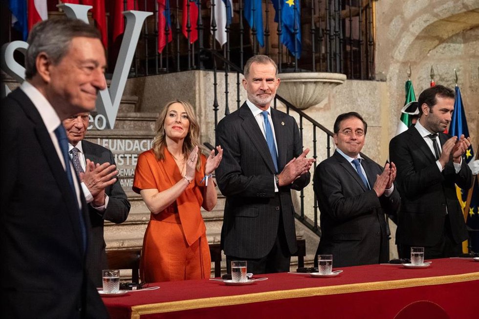 El Rey Felipe VI y la presidenta de la Junta de Extremadura, María Guardiola, en la entrega del Premio Carlos V en el Monasterio de Yuste