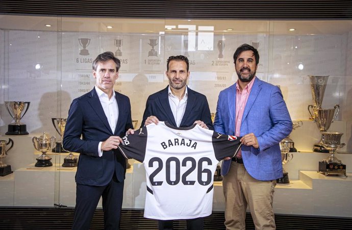 El técnico Rubén Baraja posa tras anunciar su renovación con el Valencia hasta 2026.