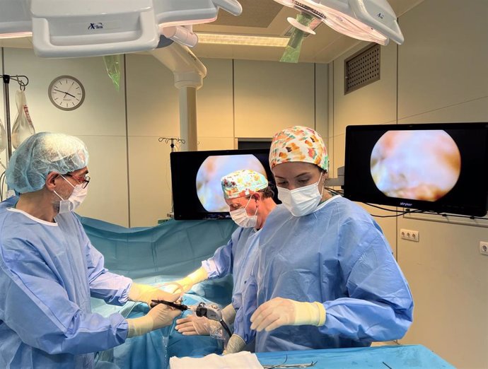 El doctor González (HM Hospitales) durante una intervención con esta técnica.