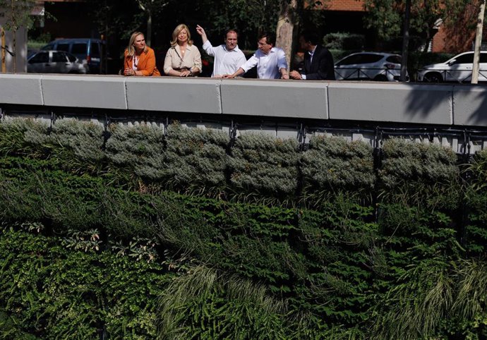 Archivo - La delegada de Obras y Equipamientos, Paloma García Romero; el delegado de Urbanismo, Medio Ambiente y Movilidad, Borja Carabante, y el alcalde de Madrid, José Luis Martínez-Almeida, conversan durante su visita a la Calle 30 Natura